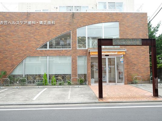 レンガ調の建物外観  