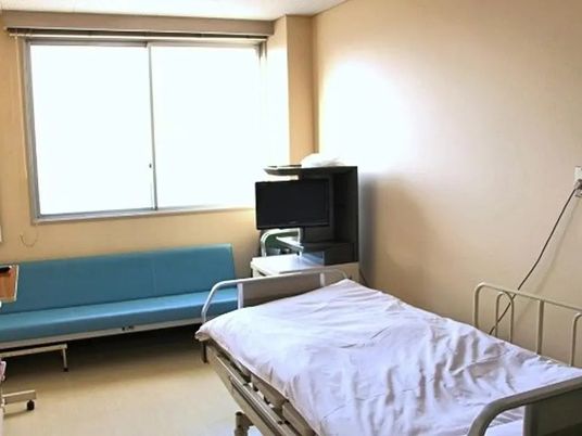 明るい居室のベッド  