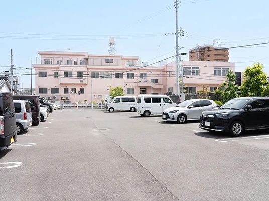 施設前の駐車場  