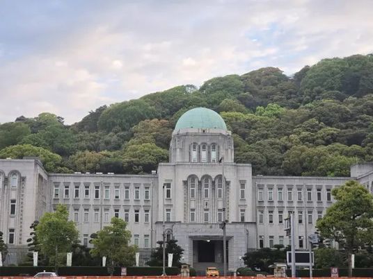 緑に囲まれた建物外観  
