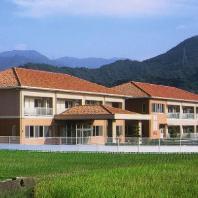 緑に囲まれた外観