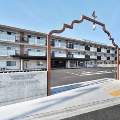 広々とした建物の外観