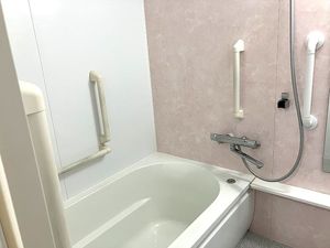手すり付き浴室  