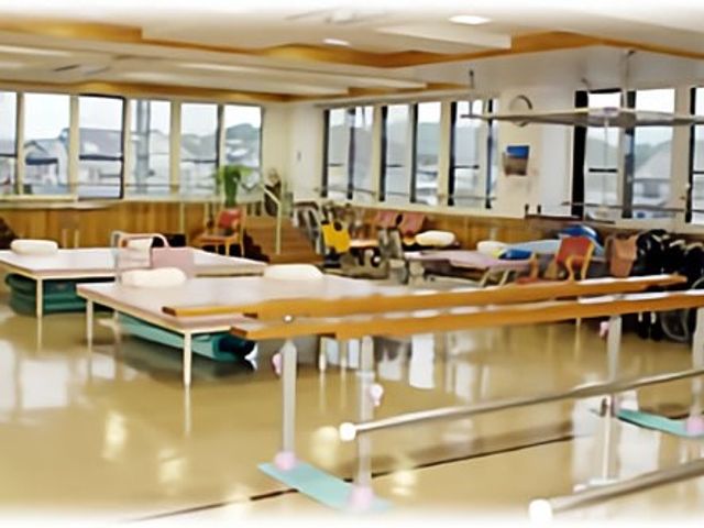 明るい食堂 食堂   大きな窓から光が入る、開放感のある食堂です。ゆとりのある配置で、食事や休憩の時間を過ごしやすそうです。
