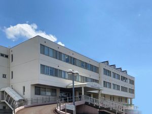 明るい施設外観  