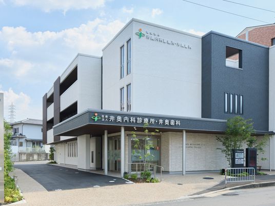 病院風の外観  