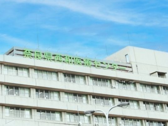 病院風の建物外観  
