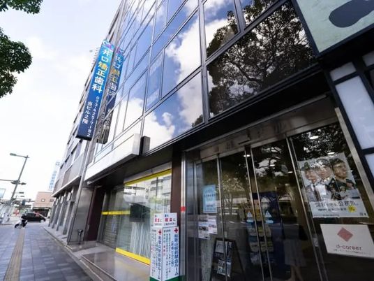 ガラス張りの建物外観  
