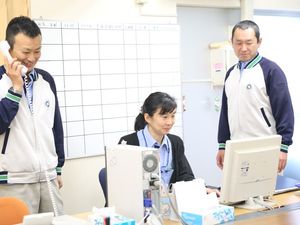 スタッフがいる事務室  