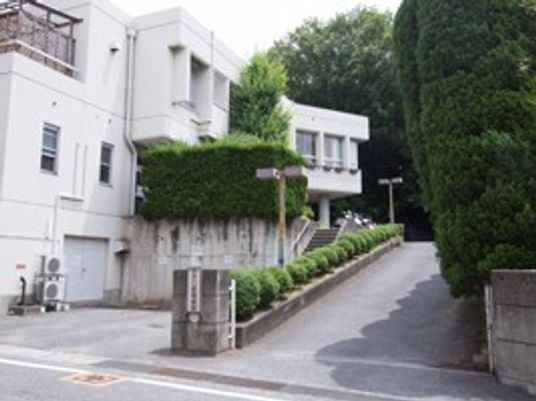 外観の建物と坂道  