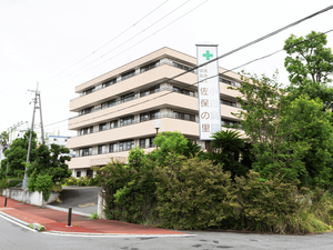 緑に囲まれた病院外観  