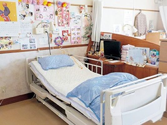 明るい居室のベッド  
