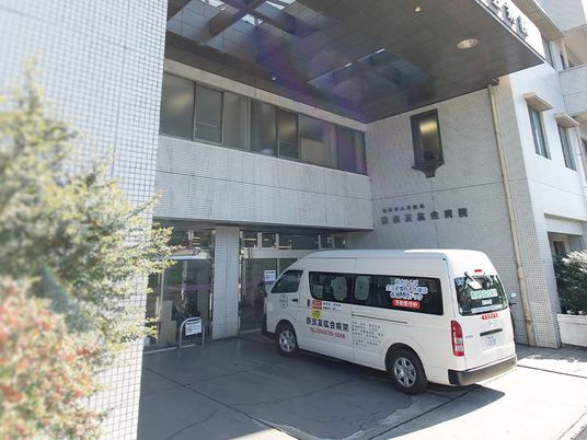 送迎車が停まる玄関外観  