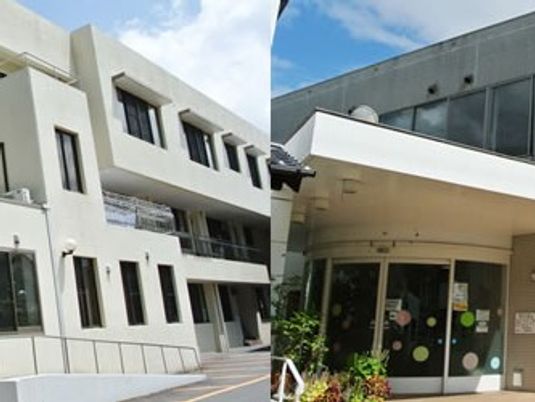 施設外観の出入口  