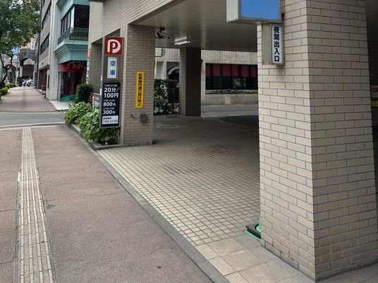 建物の車寄せ外観  