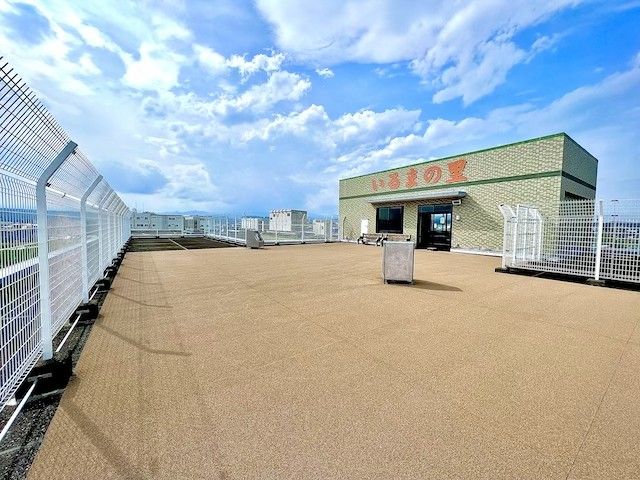 広いテラス テラス 広々としたテラスは、開放的な空の下でくつろげます。