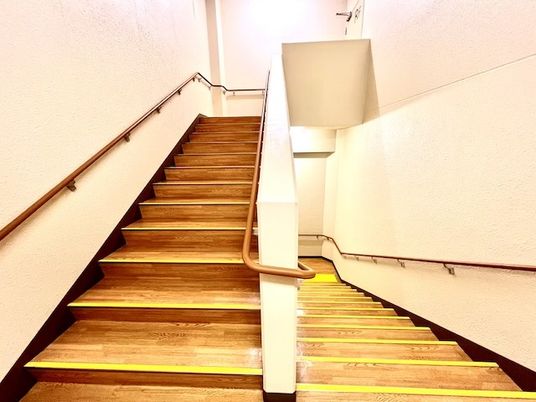 安全な手摺のある階段