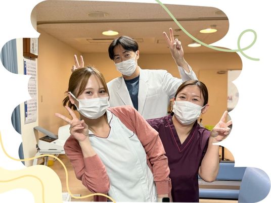 笑顔の職員が並ぶ多目的室  