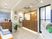 明るい受付のあるロビー  