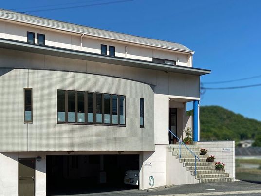 施設外観の建物正面  