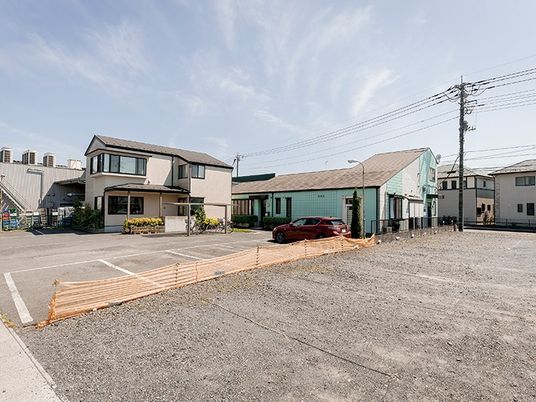 建物外観と駐車場  