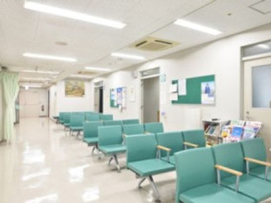待合いの椅子が並ぶ廊下  