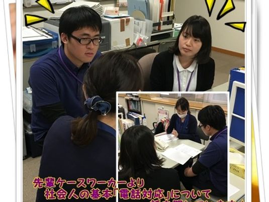 書類を囲むスタッフの打ち合わせ室  