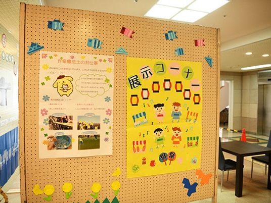 掲示物のある廊下  