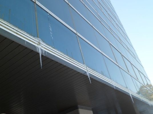 ガラス張りの建物外観  