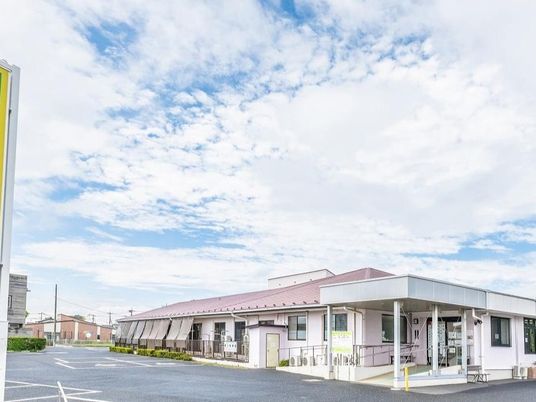 明るい建物外観  