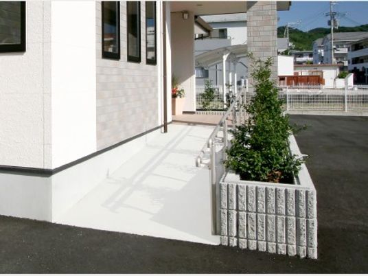 明るい玄関前の通路  
