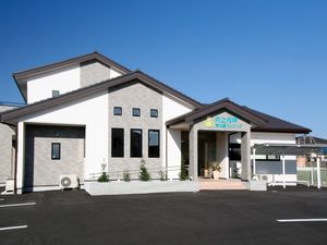 明るい外観の建物  