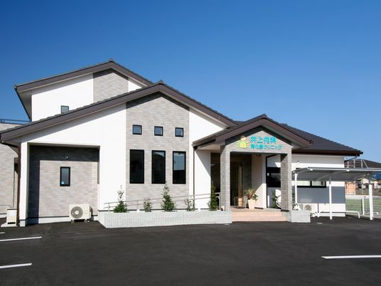 明るい外観の建物  
