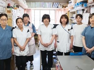 スタッフが並ぶ休憩室  