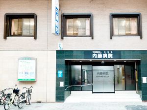 建物正面の入口  