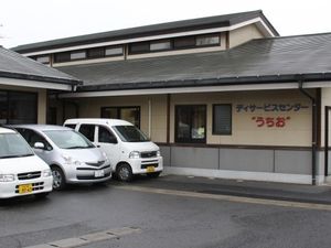 送迎車が並ぶ外観  