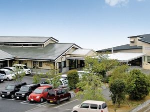 建物外観と駐車場の様子  