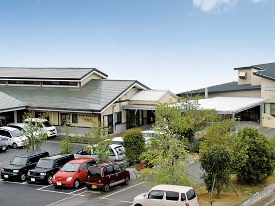 建物外観と駐車場の様子  