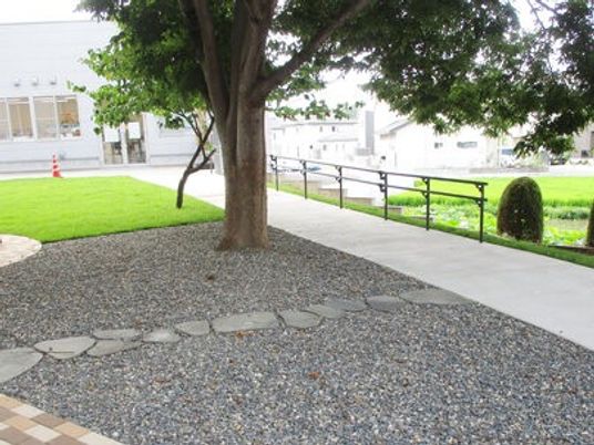 緑の庭と遊歩道の庭  