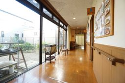 光溢れる廊下と中庭