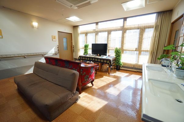 共有空間の日差し入る部屋