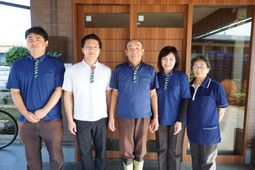 スタッフの集合写真