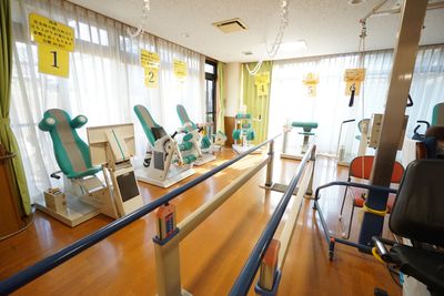 リハビリ機器が並ぶ空間
