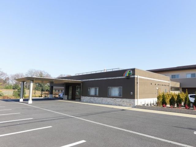 広々とした明るいエントランス 外観 広々とした駐車スペースが確保された建物前です。訪れる方々をやさしい雰囲気で迎える門出の場所となっています。