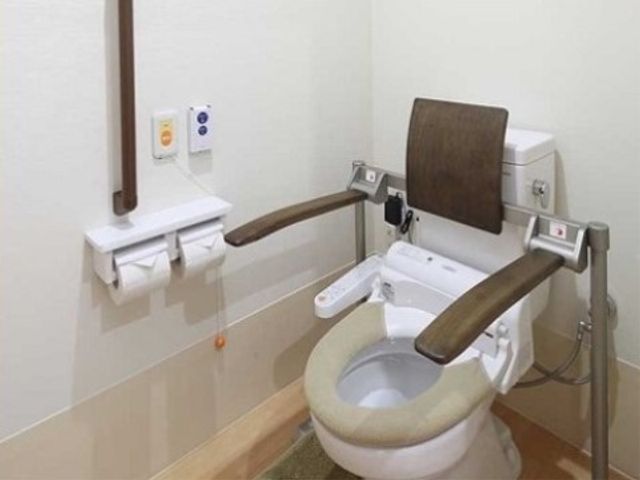 バリアフリートイレ設備 居室トイレ 支援の必要な方も安心の手すり付きトイレ。快適な使い心地と安全配慮が整っています。