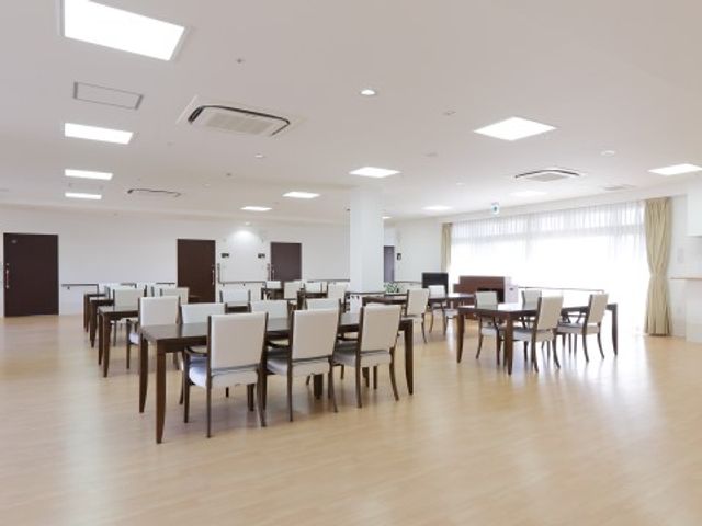 広々とした明るいダイニング リビング兼食堂 開放的なダイニングルームです。天井が高く、自然光が差し込む心地よい空間で食事が楽しめます。