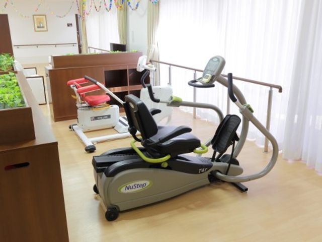明るいトレーニング器具 トレーニングルーム 日差しが差し込む広々とした空間で、快適なリハビリが行える環境が整っています。利用者の明るい未来を支える場所です。