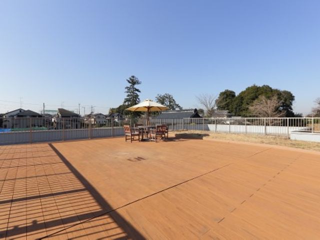 広い中庭の風景 屋上 日当たりの良い中庭で、穏やかな時間をお過ごしいただけます。澄んだ空気の中でリフレッシュできる環境が整っています。