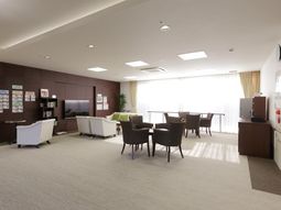 明るいラウンジの様子