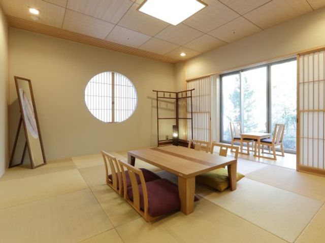 和室の落ち着いた空間 和室 ゆったりとした和室で、心安らぐひとときが過ごせます。座布団が置かれた低めのテーブルが、くつろぎの空間を演出しています。